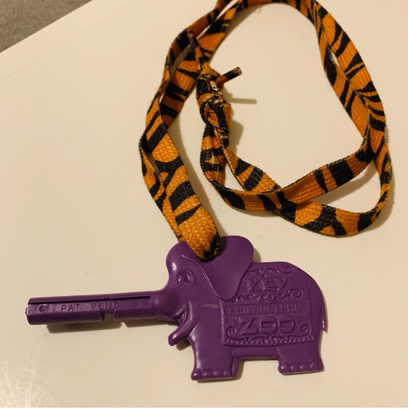 Vintage Philadelphia Zoo Elephant Key Trunkey 1980s Tiger Lanyard Rare Purple - Picture 3 of 16